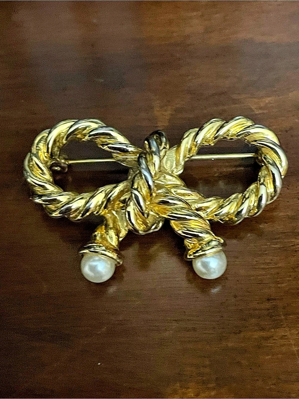 Vintage Gold-Tone bow with Pearl Drops Like New condition